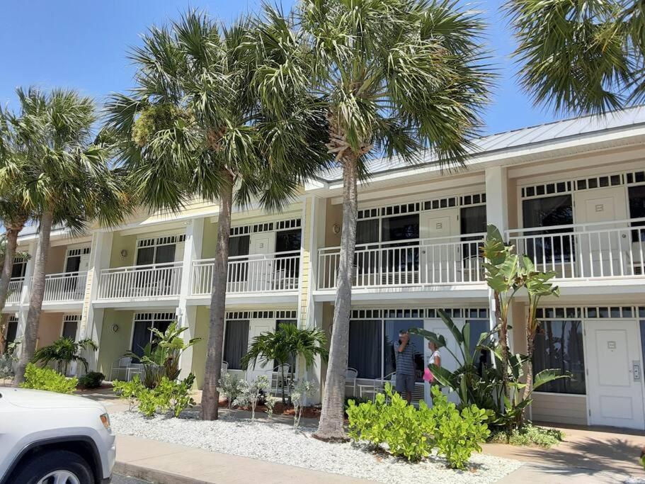 Beautiful One Bedroom Resort-Style Studio With Pool And Beach Access Ruskin Extérieur photo