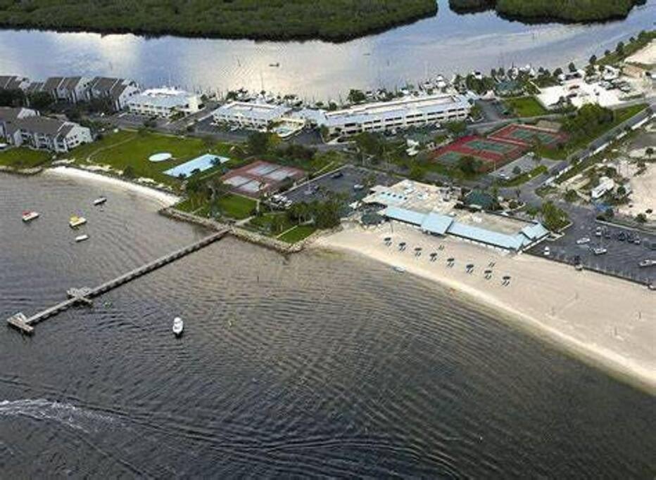 Beautiful One Bedroom Resort-Style Studio With Pool And Beach Access Ruskin Extérieur photo